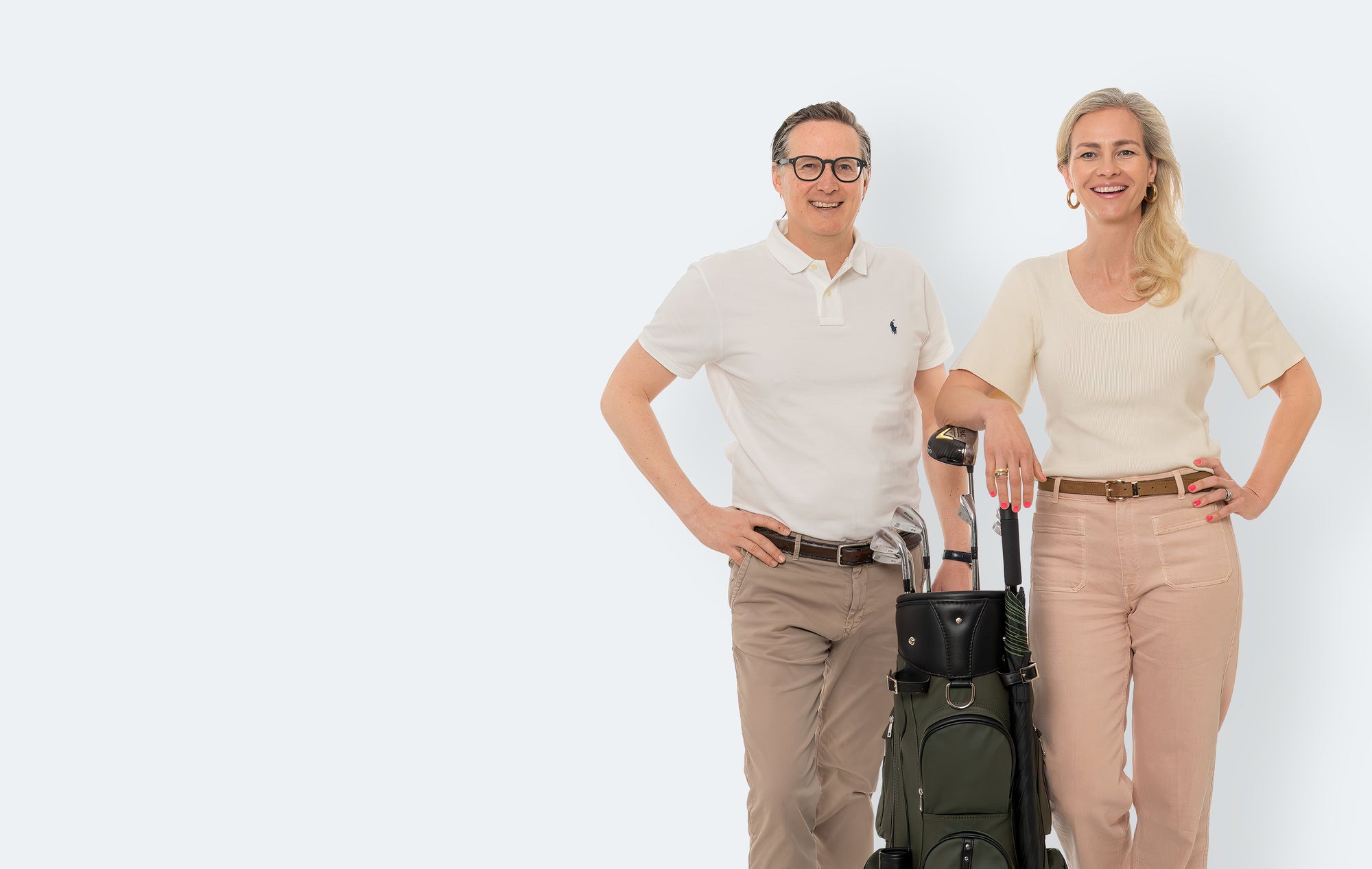 Lisa und Tobias Vogel, die Gesichter hinter Zeller mit einem ihrer Golfbags